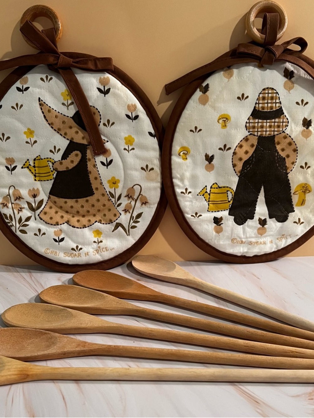 Source Unknown Brown & Cream Farm Girl Quilted Pot Holders